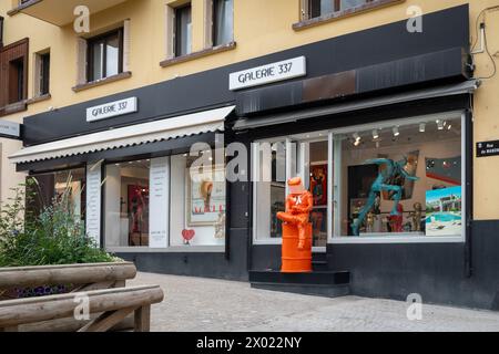 Exterior of the Galerie 337, an art gallery in the centre of the alpine village, Megeve, Haute Savoie, Auvergne Rhone Alpes, France Stock Photo