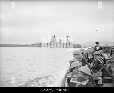 ON BOARD THE BATTLESHIP HMS RODNEY. 1940, ON BOARD THE BRITISH BATTLESHIP. - Approaching the RODNEY at anchor  Royal Navy, RODNEY (HMS) Stock Photo