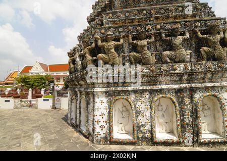 Wat Arun Ratchawararam Ratchawaramahawihan (Wat Arun) (Temple of Dawn), a Buddhist temple in the Bangkok Yai district of Bangkok, Thailand Stock Photo