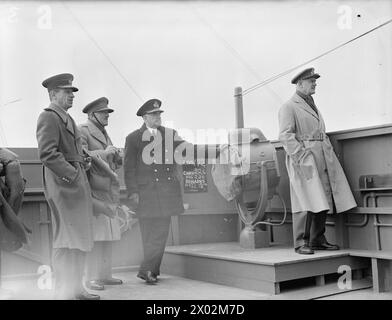 MR CHURCHILL'S SEA VOYAGE TO THE USA - FIRST PICTURES. MAY 1943, ABOARD SS QUEEN MARY EN ROUTE TO THE USA. MR CHURCHILL WAS ACCOMPANIED BY SENIOR OFFICERS AND MINISTERS. - Members of the Prime Minister's party on the top bridge. Left to right: Air Chief Marshal Sir Charles Portal, General Sir Alan Brooke, Admiral of the Fleet Sir Dudley Pound, Field Marshal Sir A Wavell Stock Photo