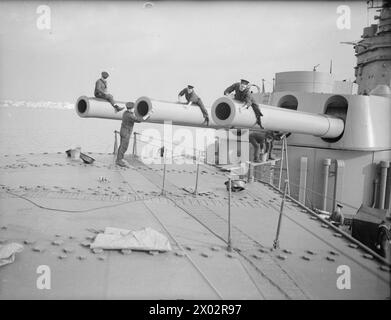 GUNNERY SCENES ON BOARD THE BATTLESHIP HMS RODNEY. OCTOBER 1940, AT SEA. - Cleaning the big guns Stock Photo