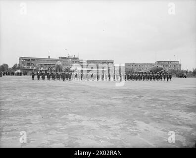 BRITISH NAVY ENTERS BERLIN. 12 AND 13 JULY 1945, BERLIN. ROYAL NAVY AND MARINE DETACHMENTS WHO TOOK PART IN THE CEREMONIAL MARCH THROUGH BERLIN. - Royal Navy guard of honour drawn up before Dakota planes on Fuhlsbruttel airport, Hamburg, before leaving for Berlin Stock Photo