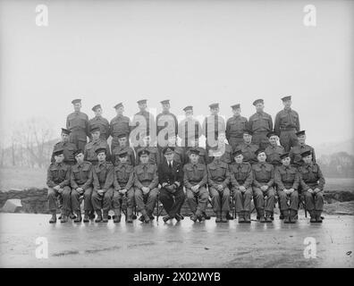 GROUP PHOTOGRAPHS AT A COMBINED SIGNAL SCHOOL. 28 JANUARY 1942, INVERARAY. - 104 Class, Officers and instructors of a Combined Signal School Stock Photo
