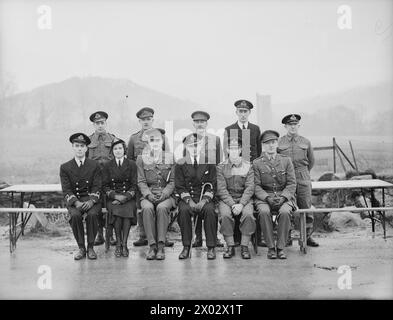 GROUP PHOTOGRAPHS AT A COMBINED SIGNAL SCHOOL. 28 JANUARY 1942, INVERARAY. - Group of officers of the Combined Signal School Stock Photo
