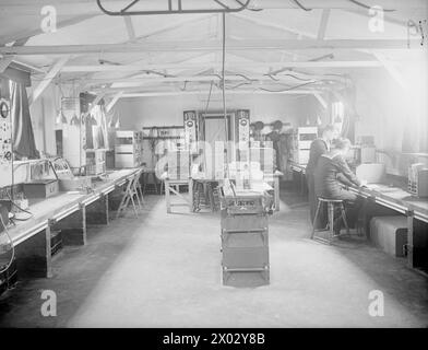 RADAR AND RADAR EQUIPMENT AT HMS ARIEL, ROYAL NAVAL AIR RADIO MECHANICS TRAINING ESTABLISHMENT NEAR WARRINGTON, 24 JULY 1945. - View of Beacon laboratory Stock Photo