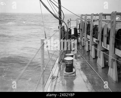 ANTI U-BOAT TORPEDO TRIALS HELD ON BOARD HMS BENTINCK, CAPTAIN CLASS FRIGATE. 5 AND 6 OCTOBER 1943, GREENOCK DISTRICT. - The wire of the PNM Unit running through the roller astern. The Diverta wire is seen underneath Stock Photo