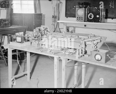 RADAR AND RADAR EQUIPMENT AT HMS ARIEL, ROYAL NAVAL AIR RADIO MECHANICS TRAINING ESTABLISHMENT NEAR WARRINGTON, 24 JULY 1945. - Wave guide demonstration table Stock Photo