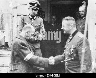 THE WARSAW UPRISING, AUGUST-OCTOBER 1944 - Carefully orchestrated German propaganda film still of General Tadeusz Bór-Komorowski, the C-in-C of the Polish Home Army, shaking hands with SS-Obergruppenführer Erich von dem Bach-Zelewski, the Commander of the German Forces in Warsaw, after signing the capitulation treaty  Bór-Komorowski, Tadeusz, Bach-Zelewski, Erich von dem, Polish Armed Forces in the West, Home Army (Armia Krajowa), Polish Army, German Army Stock Photo