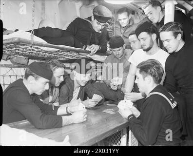 AMERICANS IN BRITAIN, 1942 - 1945 - The Londonderry Naval Base: United States sailors play a game of cards in their sleeping quarters  United States Navy Stock Photo