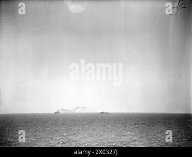 THE END OF THE BRITISH AIRCRAFT CARRIER, HMS EAGLE, WHILST ON CONVOY DUTY TO MALTA. 19 AUGUST 1942. - Ships of the escort force near the EAGLE as she lists heavily to port Stock Photo