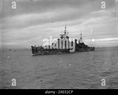 HMS SHEFFIELD, BRITISH SOUTHAMPTON CLASS CRUISER, ENTERING HARBOUR AT SCAPA. 20 DECEMBER 1941, ON BOARD HMS VICTORIOUS.   Royal Navy, SHEFFIELD (HMS), destroyer Stock Photo