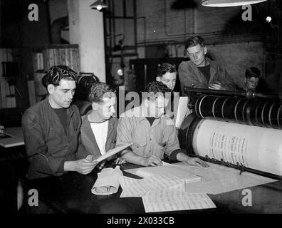 BRITISH PACIFIC FLEET'S NEWSPAPER. AUGUST 1945, SYDNEY, AUSTRALIA. PRODUCTION AND DISTRIBUTION OF THE BRITISH PACIFIC FLEET'S OWN NEWSPAPER, 'PACIFIC POST', BY THE NAVY, FOR THE NAVY. - Bill printing: Tel Harold Skinner of Bournemouth; Torpedoman Chas Wyeth of West Molesey, Surrey; Telegraphist Alfred Doubleday of Wembley; Able Seaman Tom Edwards of Bellingham; and Signalman W Tyler of Northampton Stock Photo