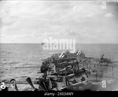 THEY BATTERED SURABAYA. 5 TO 27 MAY 1944, ON BOARD THE AIRCRAFT CARRIER HMS ILLUSTRIOUS IN THE INDIAN OCEAN. SCENES ON BOARD THE ILLUSTRIOUS WHEN AN AIRSTRIKE BY BRITISH, AMERICAN, AUSTRALIAN, FRENCH, AND DUTCH UNITS, WAS CARRIED OUT AGAINST THE JAPANESE-HELD NAVAL BASE. - USS SARATOGA, and her destroyer escort passing down the line of Eastern Fleet ships on the occasion of her departure Stock Photo