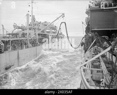 CRUISER REFUELLING AT SEA. SEPTEMBER 1944, ON BOARD HMS JAMAICA AT SEA, REFUELLING FROM A TANKER. - The two ships continue on their course at speed while the refuelling proceeds Stock Photo