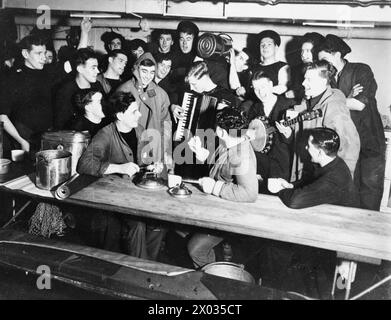 SCENES ON BOARD A BATTLESHIP AT SEA. 1940 OR 1941, ON BOARD HMS RODNEY. - In a mess deck of a battleship while at sea Stock Photo