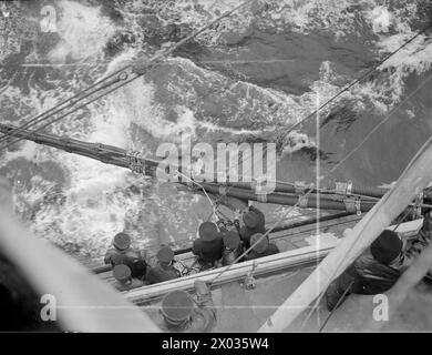 CRUISER REFUELLING AT SEA. SEPTEMBER 1944, ON BOARD HMS JAMAICA AT SEA, REFUELLING FROM A TANKER. - A union is made and all is ready for refuelling to begin Stock Photo