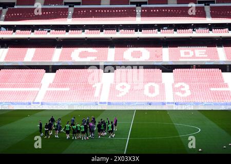 Madrid, Spain. 09th Apr, 2024. Soccer: Champions League, before the quarter-final first leg between Atlético Madrid and Borussia Dortmund at the Metropolitano stadium. Dortmund stands together in the stadium. Credit: Federico Gambarini/dpa/Alamy Live News Stock Photo
