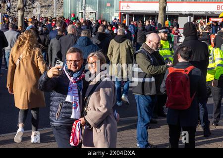 London, UK. 09 APR, 2024. Fans take a selfie outside the Emirates stadium, this comes as security stepped up for European Champions League matches after alleged threats from Islamic State terrorist group. Credit Milo Chandler/Alamy Live News Stock Photo