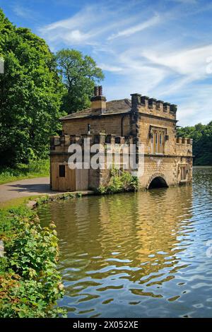 UK, West Yorkshire, Wakefield, Newmillerdam, Footpath and Boathouse during Summer. Stock Photo