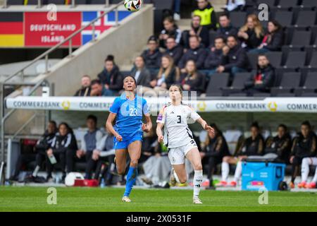 AACHEN, GERMANY - APRIL 9: Sveindis Jane Jonsdottir of Iceland battles for the ball with Kathrin Hendrich of Germany during the UEFA Women's EURO 2025 Qualifier match between Germany and Iceland at Tivoli on April 9, 2024 in Aachen, Germany. (Photo by Tobias Giesen/BSR Agency) Stock Photo