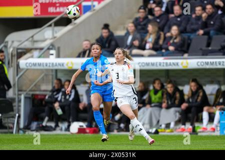 AACHEN, GERMANY - APRIL 9: Sveindis Jane Jonsdottir of Iceland battles for the ball with Kathrin Hendrich of Germany during the UEFA Women's EURO 2025 Qualifier match between Germany and Iceland at Tivoli on April 9, 2024 in Aachen, Germany. (Photo by Tobias Giesen/BSR Agency) Stock Photo