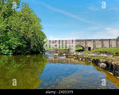 UK, North Yorkshire, Grassington, Linton Bridge and River Wharfe. Stock Photo