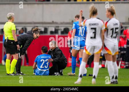 AACHEN, GERMANY - APRIL 9: Sveindis Jane Jonsdottir of Iceland receives medical treatment during the UEFA Women's EURO 2025 Qualifier match between Germany and Iceland at Tivoli on April 9, 2024 in Aachen, Germany. (Photo by Tobias Giesen/BSR Agency) Stock Photo