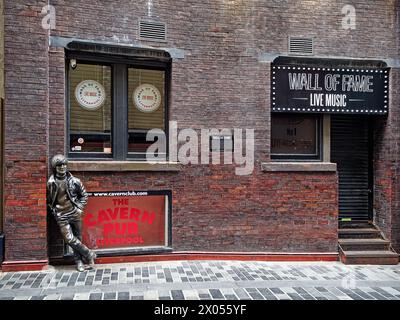 UK, Liverpool, The Cavern Pub and John Lennon Statue on Mathew Street. Stock Photo