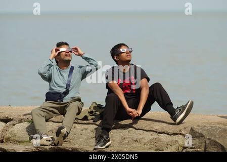 Bay Village, OH, USA. 08 Apr 2024. People watch the total solar eclipse at Huntington Beach, on the shore of Lake Erie. Stock Photo