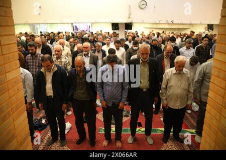 Tehran, Iran. 10th Apr, 2024. Iranian worshippers perform the Eid al-Fitr prayer at a mosque in northern Tehran, marking the end of the Muslim holy fasting month of Ramadan. Muslims across the world start Eid day by performing morning prayers in mosques. Prayers are typically followed by families gathering around the first-morning breakfast table after a month of fasting. (Credit Image: © Rouzbeh Fouladi/ZUMA Press Wire) EDITORIAL USAGE ONLY! Not for Commercial USAGE! Stock Photo