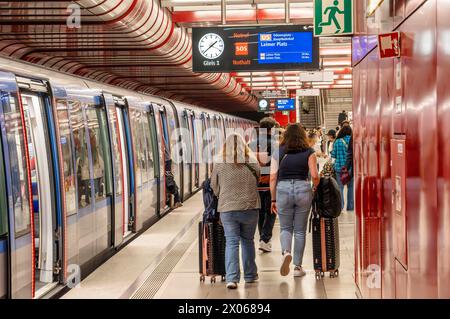 U-Bahn Linie U5 bei Halt im U-Bahnhof Ostbahnhof, München, April 2024 Deutschland, München, April 2024, U-Bahn Linie U5 in Fahrtrichtung Laimer Platz, Fahrgäste am Bahnsteig, MVG, U-Bahnhof Ostbahnhof, Öffentlicher Nahverkehr, ÖPNV, Bayern, bayerisch, *** Underground line U5 at stop at Ostbahnhof underground station, Munich, April 2024 Germany, Munich, April 2024, Underground line U5 in the direction of Laimer Platz, passengers on the platform, MVG, Ostbahnhof underground station, public transport, local public transport, Bavaria, Bavarian, Stock Photo