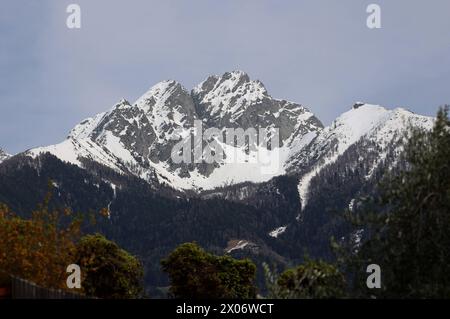 Dorf Tirol, Südtirol, Italien 07. April 2024: Ein Frühlingstag in Dorf Tirol, bei Meran, Tirolo. Hier der Blick auf den Ifinger, Gipfel, Schneebedeckt, klettern, Bergsteigen, Fels,Hausberg *** Dorf Tirol, South Tyrol, Italy 07 April 2024 A spring day in Dorf Tirol, near Meran, Tirolo Here the view of the Ifinger, summit, snow-covered, climbing, mountaineering, rock, local mountain Stock Photo