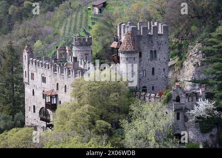 Dorf Tirol, Südtirol, Italien 07. April 2024: Ein Frühlingstag in Dorf Tirol, bei Meran, Tirolo. Hier der Blick auf die Brunnenbur, Landwirtschaftsmuseum, Ezra Pound, Wahrzeichen, Hangburg *** Dorf Tirol, South Tyrol, Italy 07 April 2024 A spring day in Dorf Tirol, near Meran, Tirolo Here the view of the Brunnenbur, agricultural museum, Ezra Pound, landmark, hillside castle Stock Photo