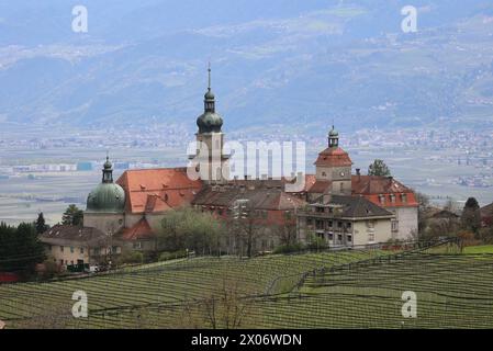 Dorf Tirol, Südtirol, Italien 07. April 2024: Ein Frühlingstag in Dorf Tirol, bei Meran, Tirolo. Hier der Blick auf das Johanneum, Seminar *** Dorf Tirol, South Tyrol, Italy 07 April 2024 A spring day in Dorf Tirol, near Meran, Tirolo Here the view of the Johanneum, Seminar Stock Photo