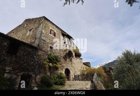 Dorf Tirol, Südtirol, Italien 07. April 2024: Ein Frühlingstag in Dorf Tirol, bei Meran, Tirolo. Hier der Blick auf Schloss Auer *** Dorf Tirol, South Tyrol, Italy 07 April 2024 A spring day in Dorf Tirol, near Meran, Tirolo Here the view of Auer Castle Stock Photo