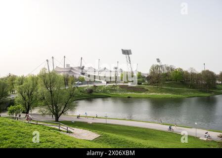 Olympiapark München, Olympiasee mit dem Olympiastadion im Hintergrund Stock Photo