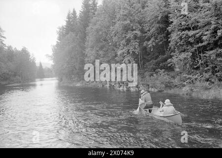 Actual 31 - 2 - 1973: In a canoe through OsloIs it possible to paddle down Akerselva in a canoe? Aktuell equipped an expedition that was to try to make its way from Maridalsvannet to Kølapålsen's quay.  Photo: Odd Ween / Aktuell / NTB ***PHOTO NOT IMAGE PROCESSED*** Stock Photo