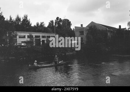 Actual 31 - 2 - 1973: In a canoe through OsloIs it possible to paddle down Akerselva in a canoe? Aktuell equipped an expedition that was to try to make its way from Maridalsvannet to Kølapålsen's quay.  Photo: Odd Ween / Aktuell / NTB ***PHOTO NOT IMAGE PROCESSED*** Stock Photo