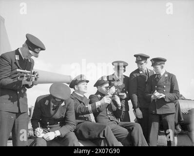 ON BOARD THE BATTLESHIP HMS PRINCE OF WALES. 20 APRIL 1941. - Midshipman of the battleship taking sights Stock Photo