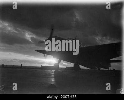 THEY BATTERED SURABAYA. 5 TO 27 MAY 1944, ON BOARD THE AIRCRAFT CARRIER HMS ILLUSTRIOUS IN THE INDIAN OCEAN. SCENES ON BOARD THE ILLUSTRIOUS WHEN AN AIRSTRIKE BY BRITISH, AMERICAN, AUSTRALIAN, FRENCH, AND DUTCH UNITS, WAS CARRIED OUT AGAINST THE JAPANESE-HELD NAVAL BASE. - An Avenger ready to take off at daybreak for Surabaya Stock Photo