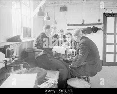AT HMS ARIEL, ROYAL NAVAL AIR RADIO MECHANICS TRAINING ESTABLISHMENT. 27 JUNE 1945, WARRINGTON, LANCS, RADAR AND RADIO EQUIPMENT AT HMS ARIEL. - Classroom Training Stock Photo