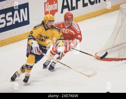 World Championship in Ice hockey in Sweden. Sweden-Soviet Swedish Kent Nilsson chased by Vladimir Krutov in the meeting of the law. Stock Photo