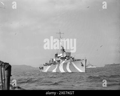 HMS TUMULT. 24 MARCH 1943, GREENOCK. - The British Algerine class minesweeper, HMS TUMULT Stock Photo