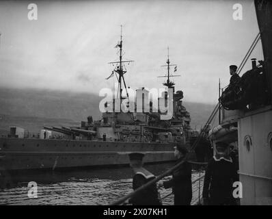 PREPARATIONS FOR NORWEGIAN OPERATIONS. OCTOBER 1941, ON BOARD THE DESTROYER HMS BEDOUIN. HMS VICTORIOUS AND HMS KING GEORGE V ALONG WITH ESCORTING DESTROYERS DURING SEVERAL DAYS OF PREPARATION FOR NORWEGIAN OPERATIONS. - HMS KING GEORGE close-up to HMS BEDOUIN Stock Photo