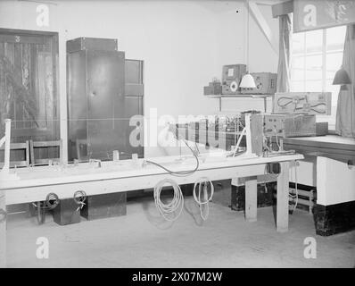RADAR AND RADAR EQUIPMENT AT HMS ARIEL, ROYAL NAVAL AIR RADIO MECHANICS TRAINING ESTABLISHMENT NEAR WARRINGTON, 24 JULY 1945. - Transmission line demonstration table Stock Photo