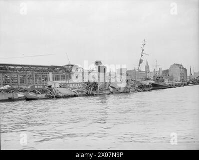 BRITISH NAVY TAKES OVER AT KIEL. 12 MAY 1945, KIEL. THE ROYAL NAVY TRAVELLING OVERLAND FROM OSTEN TOOK OVER THE GERMAN NAVAL PORT AND DOCKYARD AT THE SOUTHERN END OF KIEL BAY. - Wrecked German shipping at Diehorn, Kiel Stock Photo