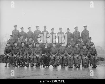 GROUP PHOTOGRAPHS AT A COMBINED SIGNAL SCHOOL. 28 JANUARY 1942, INVERARAY. - 104 Class Stock Photo