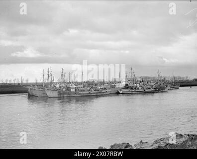 HOW THE ROYAL NAVY CLEARED THE SCHELDT TO ANTWERP. 20 TO 30 NOVEMBER 1944, ON BOARD BYMS 2189. THE ROYAL NAVY SWEEPING THE SCHELDT CHANNEL CLEAR OF MINES TO ALLOW ACCESS TO ANTWERP. - Minesweepers in harbour at Terneuzen after a day's minesweeping Stock Photo