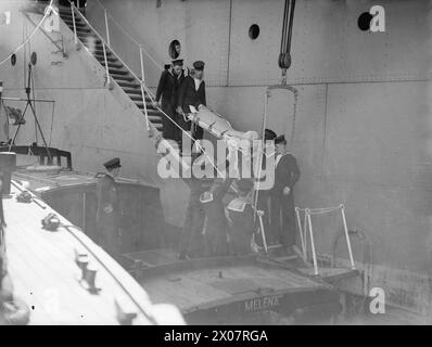 MERCY SHIPS OF THE ROYAL NAVY. 18 MAY 1943, GREENOCK. HOSPITAL SHIPS OF THE ROYAL NAVY SPECIALLY EQUIPPED TO TAKE WOUNDED MEN FROM SHIP TO SHORE WITH ALL POSSIBLE SPEED AND COMFORT. - Medical attendants transferring a sick rating from his ship to an awaiting hospital speedboat Stock Photo