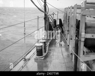 ANTI U-BOAT TORPEDO TRIALS HELD ON BOARD HMS BENTINCK, CAPTAIN CLASS FRIGATE. 5 AND 6 OCTOBER 1943, GREENOCK DISTRICT. - The wire of the PNM Unit running through the roller astern. The Diverta wire is seen underneath Stock Photo